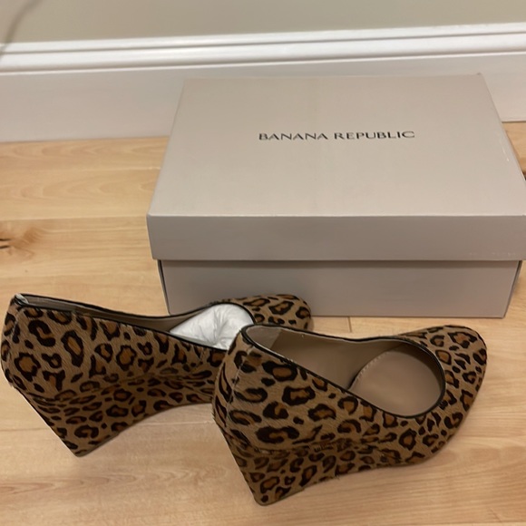 Banana Republic Rorie Wedge, calf hair, size 7, new in box - Picture 4 of 4
